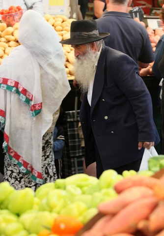 Israeli-Jerusalem-market-elder-fruit