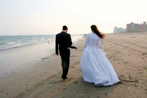 Jewish-bride-and-groom-beach