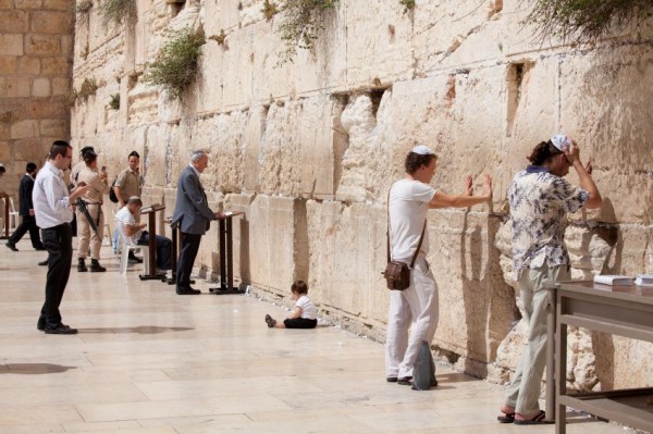 Jewish-pray-wall-temple-courtyard