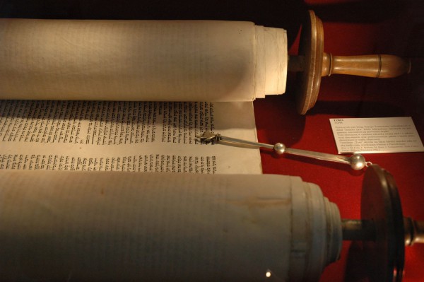 Sefer-Torah-yad