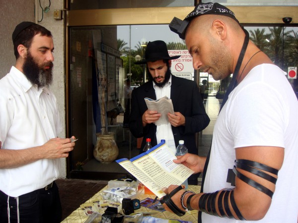 Lubavitcher-Jews-Shabbat-Tefillin