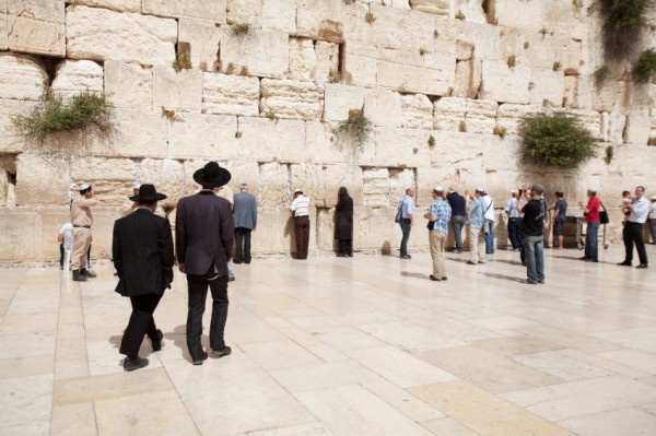 Jerusalem-Kotel-Orthodox-men