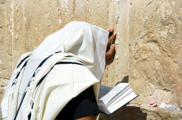 Man-praying-Western Wall