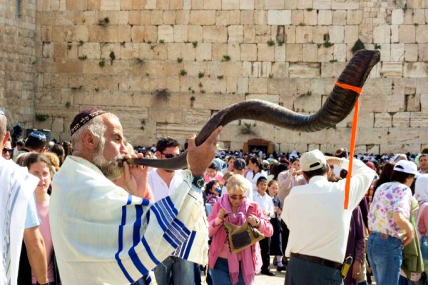 Shofar-Western-Wall-Kotel-Passover-Pesach