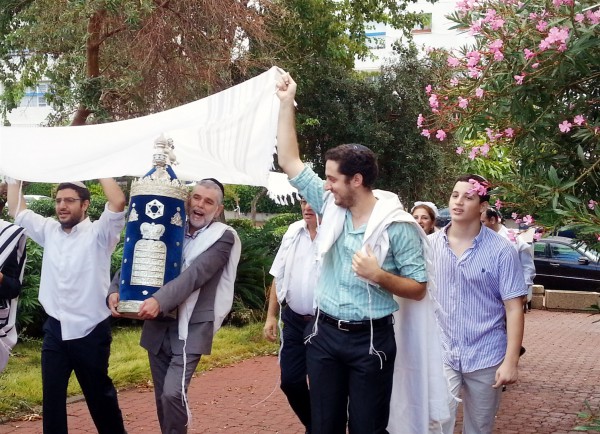 Torah-Synagogue-Simchat Torah-Tel Aviv