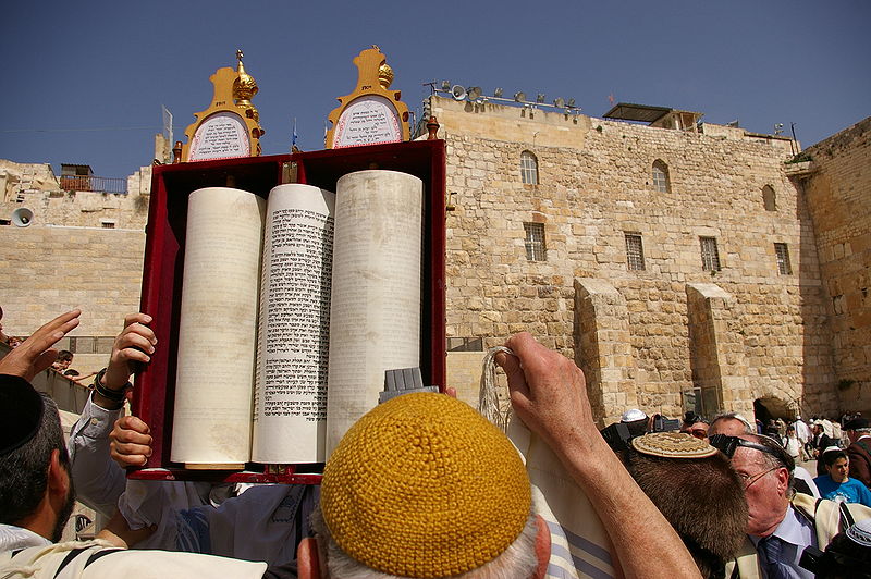 Hagbah-Sefer-Torah-Western Wall