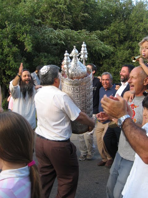 Torah-Simchat-Dancing-Singing