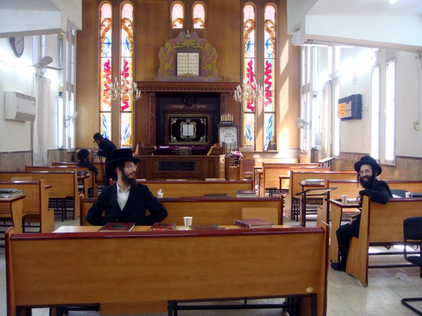 Chasids-Sitting-Synagogue-Israel