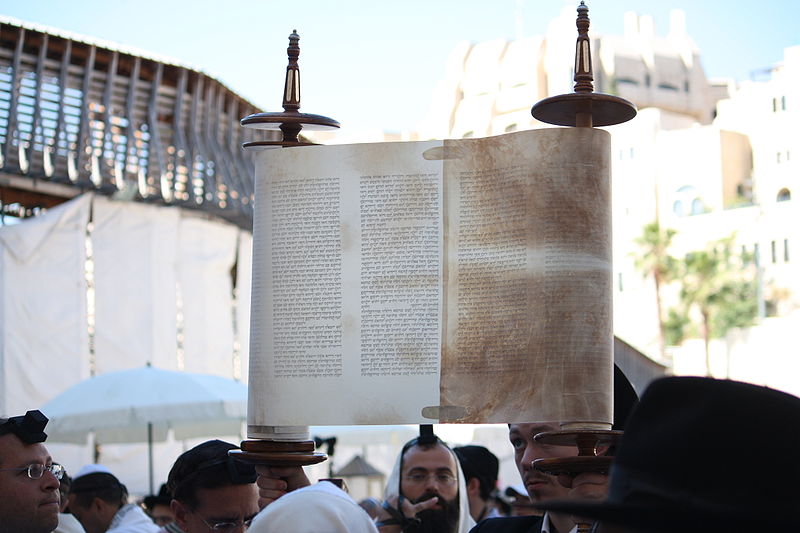 Sefer_Torah_Hagbah