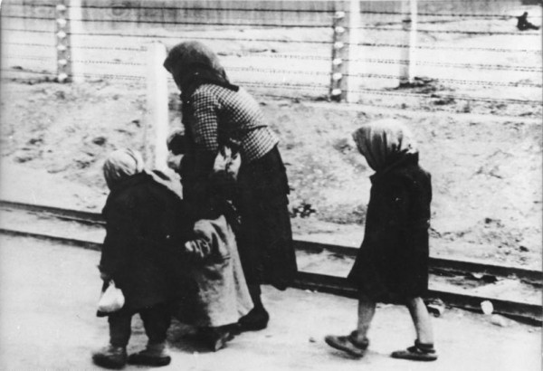 KZ Auschwitz-Birkenau-alte Frau und Kinder