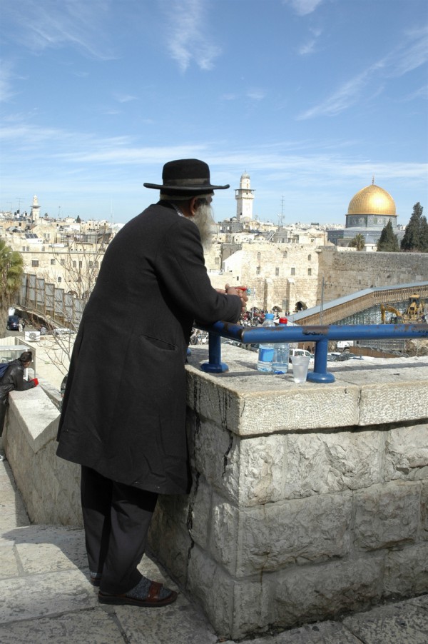 Orthodox_overlooking_Jerusalem