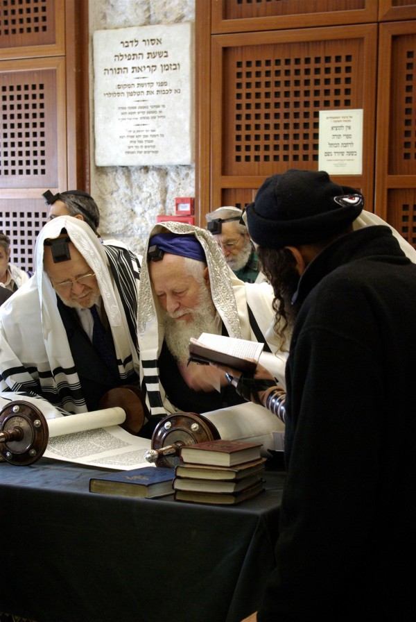 Jerusalem-Western Wall-reading-Torah-scroll