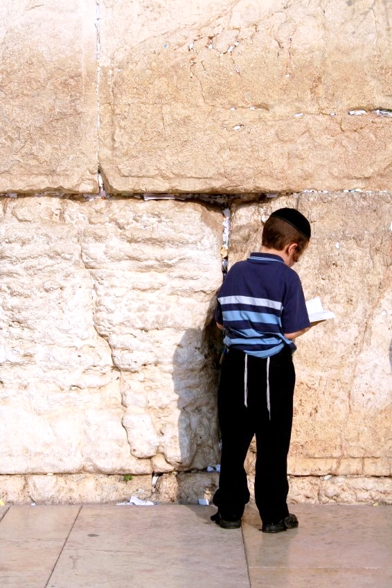 lad-siddur-wall