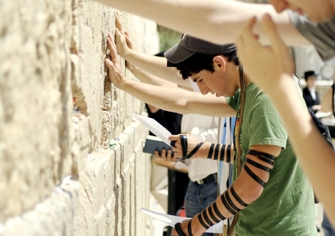 Kotel-Youth-tefillin