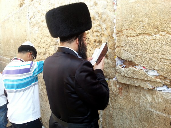 Kotel-prayer-Orthodox-tourist