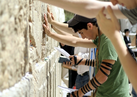 American-Praying-Western Wall-Jerusalem