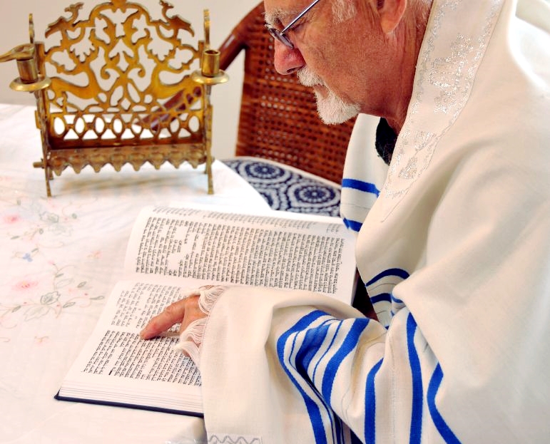 Rabbi-reading-torah