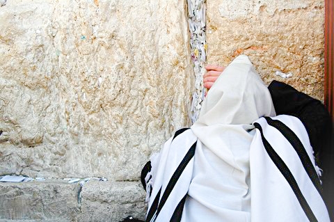 prayer-tallit-Western Wall-Jewish man