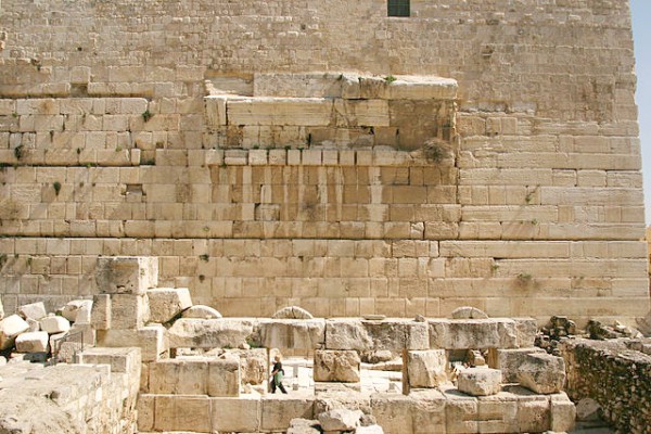 remains-Robinsons-Arch-western-side-Temple-Mount