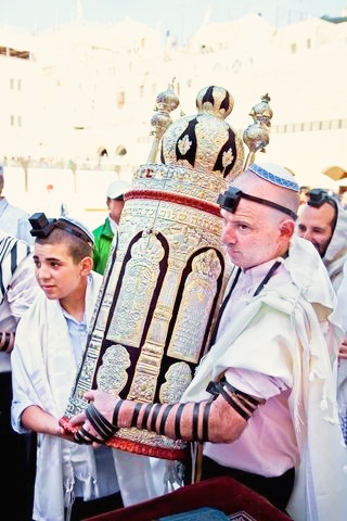 carrying-Torah-scroll-Kotel