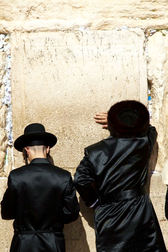 two-men-Western-Wall-Jewish-prayer