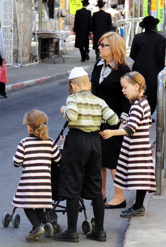 Jerusalem-Orthodox-mother-children-Mea Shearim