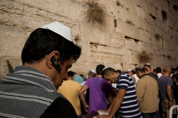 kippa-cellphone-Western Wall