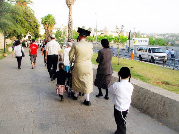 PikiWiki_Israel_28485_Cities_in_Israel_edited-Orthodox-Family-on-Shabbat