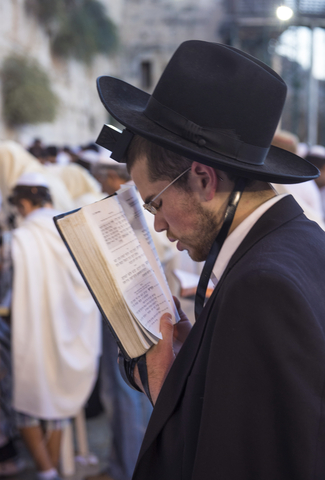 Orthodox-Jewish-man-prays-siddur