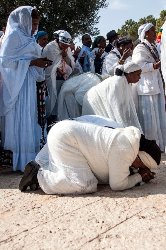 Ethiopian women-prayer-Jerusalem