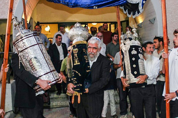 Orthodox men-Torah scrolls