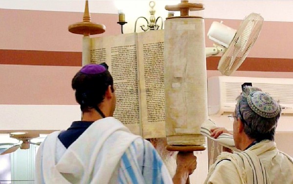 lifting-Torah