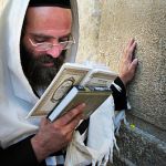 Orthodox-Jewish-man-prays-siddur