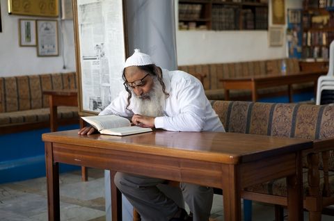 man-reading-synagogue-Safed-Israel