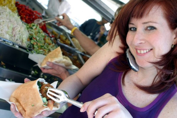 Israel-cellphone-woman-falafel