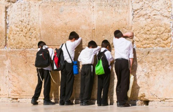 Kotel-children-prayer