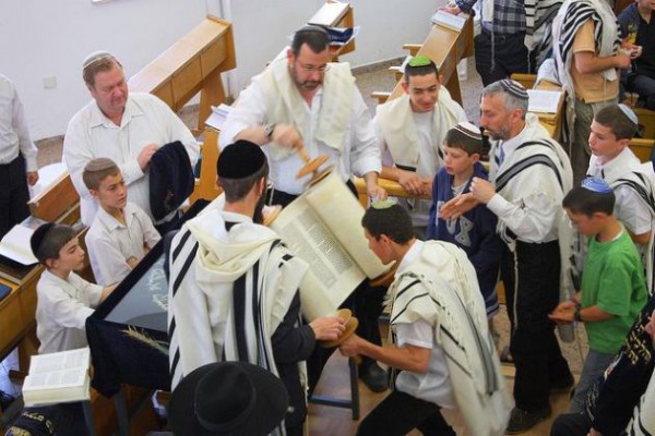 Torah-Scroll-Hagbah-Congregation 