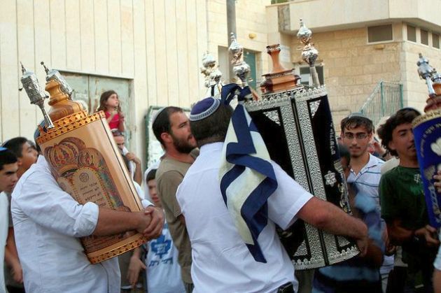 Torah-scrolls-wooden-cases-tiks