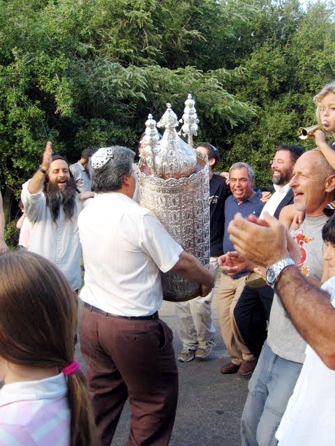 Torah-Simchat-Dancing-Singing