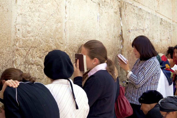 Women-pray-Western Wall