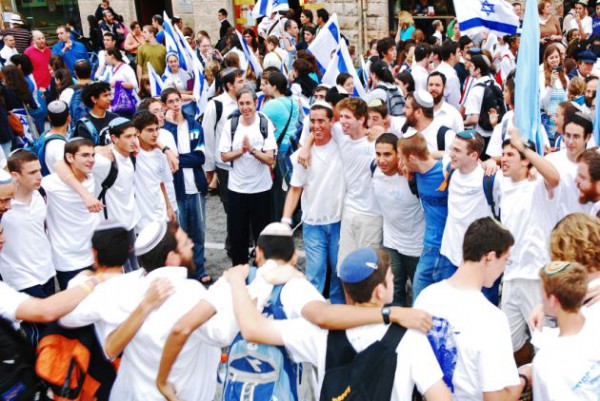 Israel-Independence-Day-dancing