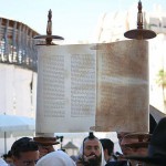 Sefer-Torah-Hagbah