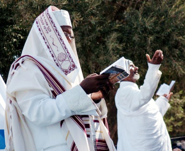 Israel-Ethiopian-men-prayer