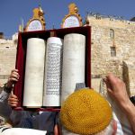 Hagbah_Sefer_Torah_Western_Wall