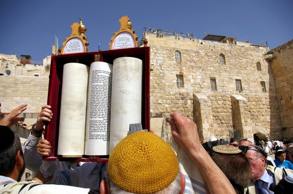 Hagbah_Sefer_Torah_Western Wall