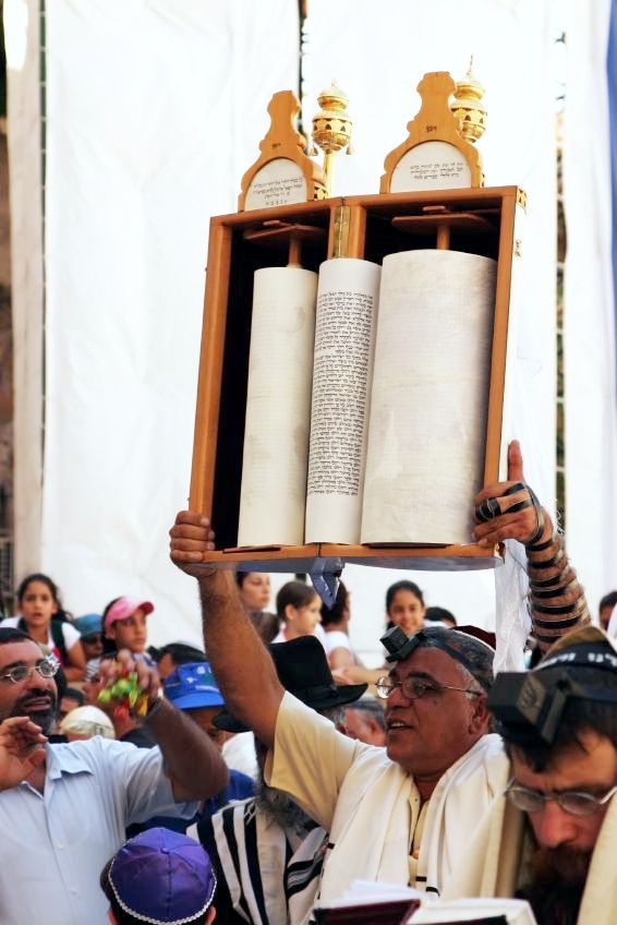 Torah-scroll-hagbah-Western-Wall-Wailing