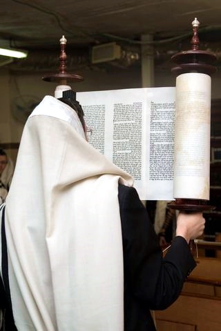 Hagbah-Torah-Scroll