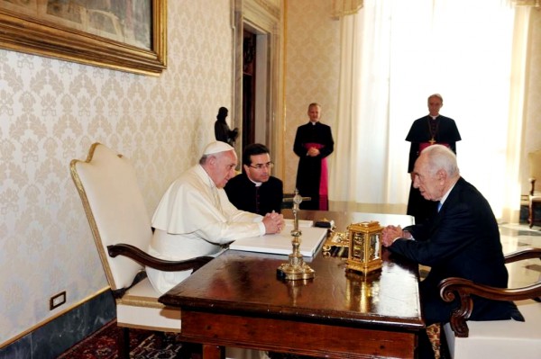 Pope Francis and former president Shimon Peres discuss the problem of terrorism.