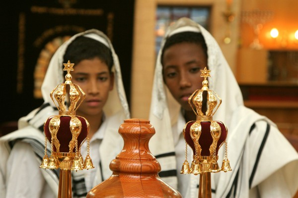 Jewish-Boys-Torah-Scroll-crown-finials-rimmonim