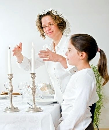 Shabbat-candles-mother-daughter 